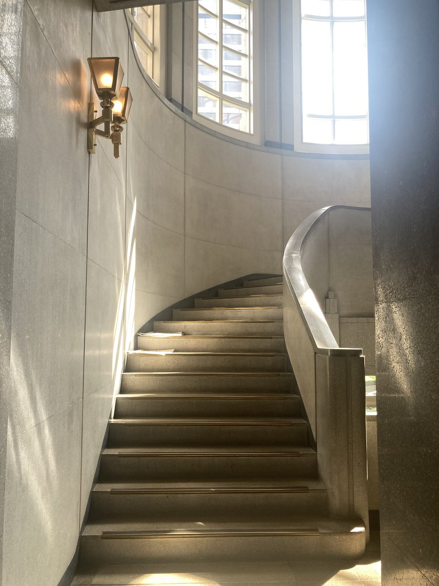 grinSeiShonagon's tweet photo. 赤レンガが特徴的な法務省の建物
ドラマ「虎に翼」のロケが行われた階段や
廊下も見学してきました

この日のためにご準備くださった皆様
ありがとうございました https://t.co/m9gaUOORSQ