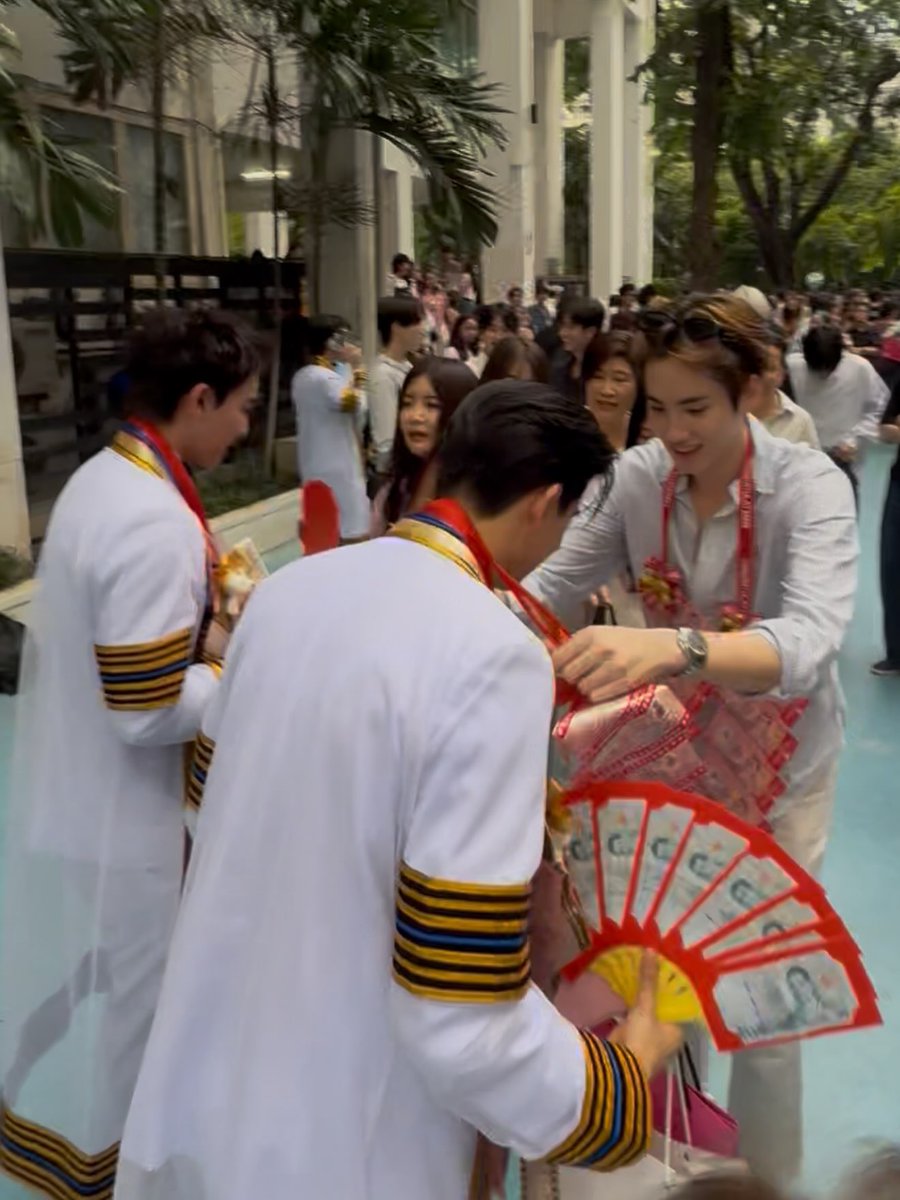goodbyemy_b's tweet photo. จะจิ้นก็จิ้นให้มันพอเป็นพิธี พิธีมงคลสมรส ดูเฮียภูเป็นตัวอย่าง https://t.co/EV0Y35w1xq