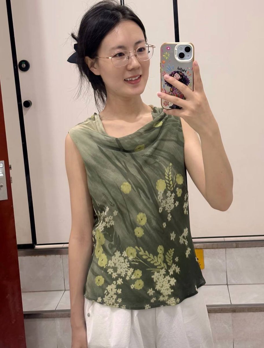 AlanDanmuos's tweet photo. 今天难得认真化了个妆，看起来挺乖，实际上可能没那么简单。你觉得第一眼看女生，最容易被什么吸引？ https://t.co/huSuDgcVsP