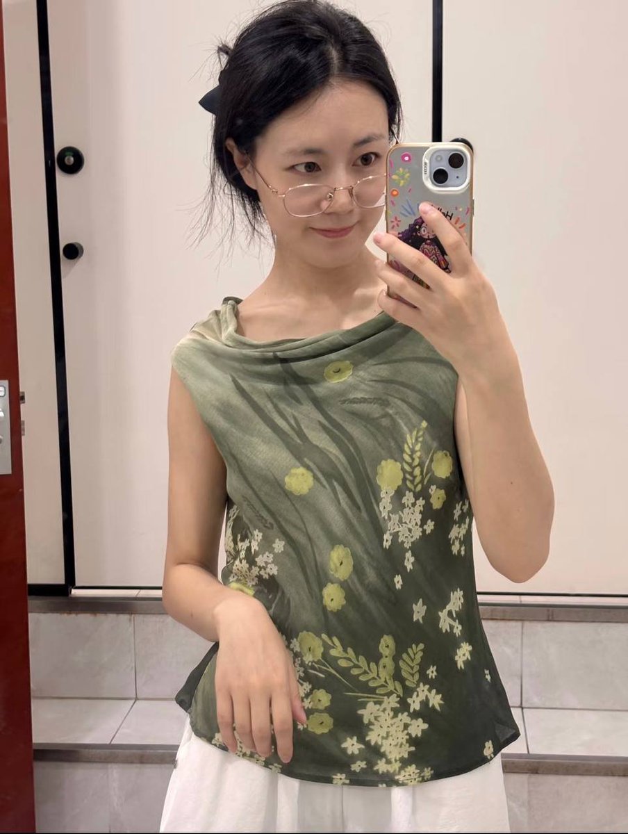 AlanDanmuos's tweet photo. 今天难得认真化了个妆，看起来挺乖，实际上可能没那么简单。你觉得第一眼看女生，最容易被什么吸引？ https://t.co/huSuDgcVsP