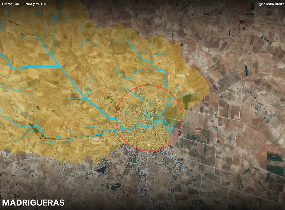 poliedro_media's tweet photo. @samurivas_meteo Este es un cálculo propio sobre el relieve. Usa el MDT05, el Modelo Digital del Terreno del IGN: la altitud del suelo cada 5 m. Con él, una cuenca de 42 km² (amarillo) vierte al casco urbano por las vaguadas en azul. Es un modelo, no cauces oficiales ni agua medida 👇 https://t.co/2SXlgDKpm1