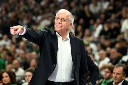 ArisLaou's tweet photo. Συμπεράσματα από το 3-0:
1.Η άμυνα η αρχή και το τέλος. Πέρυσι δεχόταν 50 πόντους ημιίχρονο, τώρα 60-70 στα 40 λεπτά
2.Δεν υπάρχουν θέσεις. Με τον τρόπο που παίζει ο Ομπράντοβιτς όλοι παίζουν σχεδόν παντού
3.Δεν βγαίνει κάποιος επειδή αστοχεί, βγαίνει όταν το σουτ δεν είναι η σωστή επιλογή
4.Οι Ελληνες χτίζουν αυτοπεποίθηση ώστε το ρόστερ να ´χει 10-12 έτοιμους παίκτες, όταν γυρίσουν όλοι οι απόντες.
5.Για πρώτη φορά ύστερα από χρόνια, η όποια απουσία δεν πληγώνει τόσο την ομάδα. Για να το κάνεις αυτό πρέπει να είσαι ΟΜΑΔΑ κι οχι ομάδα μόνο του ταλέντου. Το ´χει ο Ολυμπιακος στα χρόνια Μπαρτζώκα.
6.Η εικόνα στα μέχρι τώρα ματς είναι ένδειξη ότι κάτι καλό γίνεται στον ΠΑΟ. Θα γίνει απόδειξη, αν έχει την ίδια εικόνα, σε κρας τεστ τύπου Φενέρ κι όταν επιστρέψουν όλοι οι τραυματίες. #paobc #euroleague