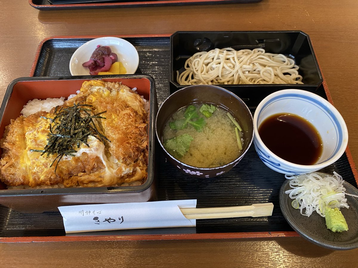 yamatontakeru's tweet photo. 今日は娘の大学の保護者会＆懇親会🎵
せっかくなので、ちょっと早めに行って、大学近くの神田明神へ⛩
VIVANTに出てきた別班饅頭が置かれてる祠を見たかったけど、なかった～😭
あれはセットなんですって💦
神社前の蕎麦屋で食べたカツ重セット、美味しかった～🙌 https://t.co/62ypwNQLe8