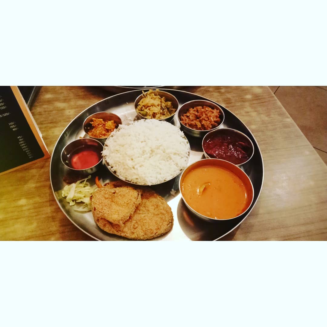 CleisonRBazzi's tweet photo. Goan thali with fresh seafood and bold coastal flavors. https://t.co/KSCPyzQ4DH