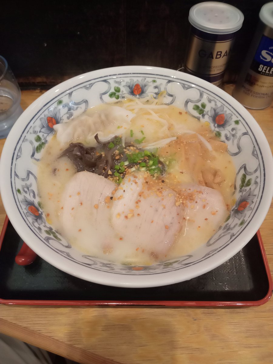 yumeisi's tweet photo. 限定ラーメン店を目当てにラー博に来館したものの、時間を間違えて営業前。久々に、こむらさきで王様ラーメン。やはり定番メニューは美味しい。 https://t.co/NsoJhjINlg