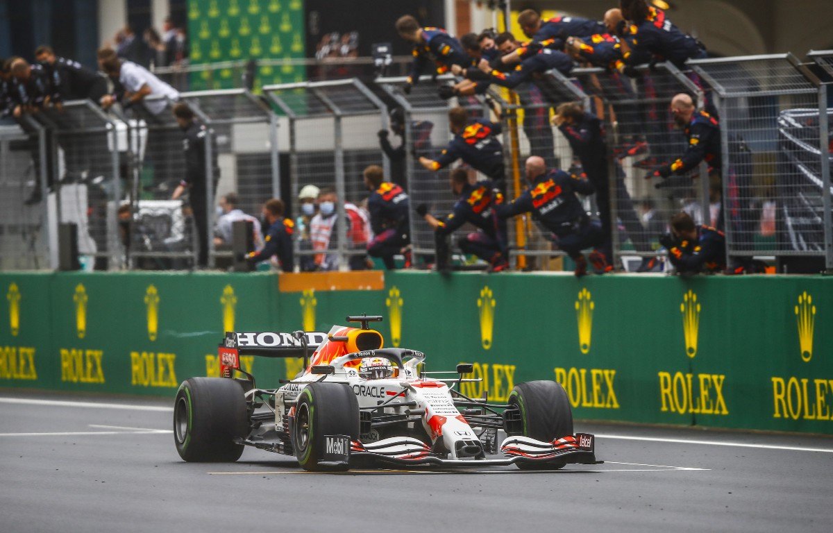 milckandii's tweet photo. my favorite genre of pictures is redbull mechanics cheering max on the finish line💯💯 https://t.co/t6FBUrsZkX