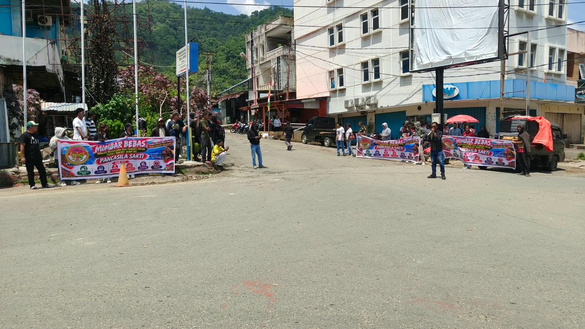 Demapurwat0's tweet photo. Merah Putih berkibar gagah di Papua, dijaga langsung sama generasi mudanya. Bangga lihat solidaritasnya! #PapuaJagaPancasila #PapuaSetiaNKRI https://t.co/hQBpnGX3pM