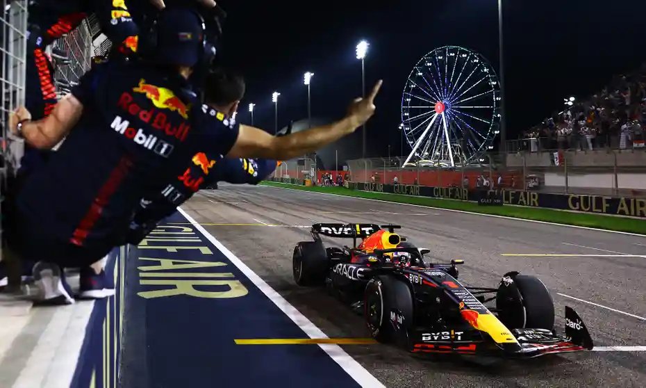 milckandii's tweet photo. my favorite genre of pictures is redbull mechanics cheering max on the finish line💯💯 https://t.co/t6FBUrsZkX