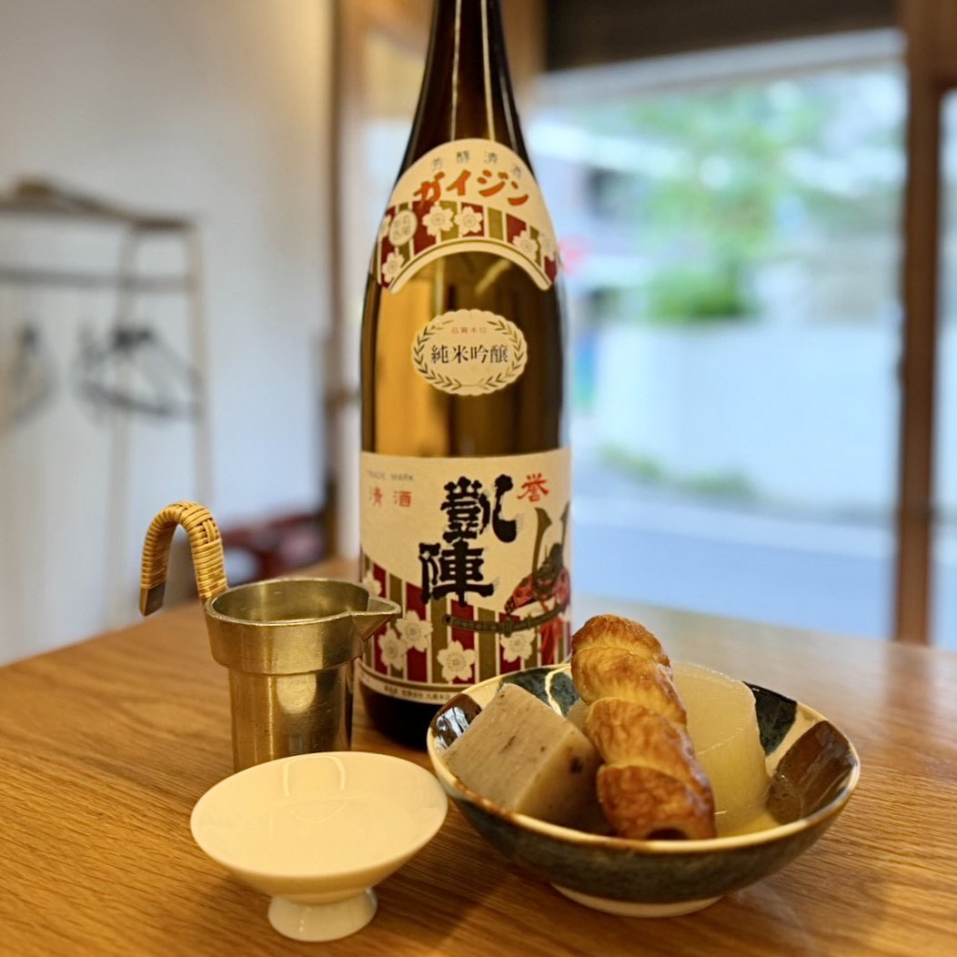 henachoko_tweet's tweet photo. \今年もおでんはじめました🍢/

「誉凱陣」（ほまれがいじん）
×
へなちょこ名物
あご出汁たっぷり！おでん🍢

気持ちのいい天気の週末、散歩の途中にちょっと一杯いかがですか？

他にも美味しいお酒と料理をたくさん揃えております🍶ぜひお越しください！ https://t.co/9usNaXMvRY