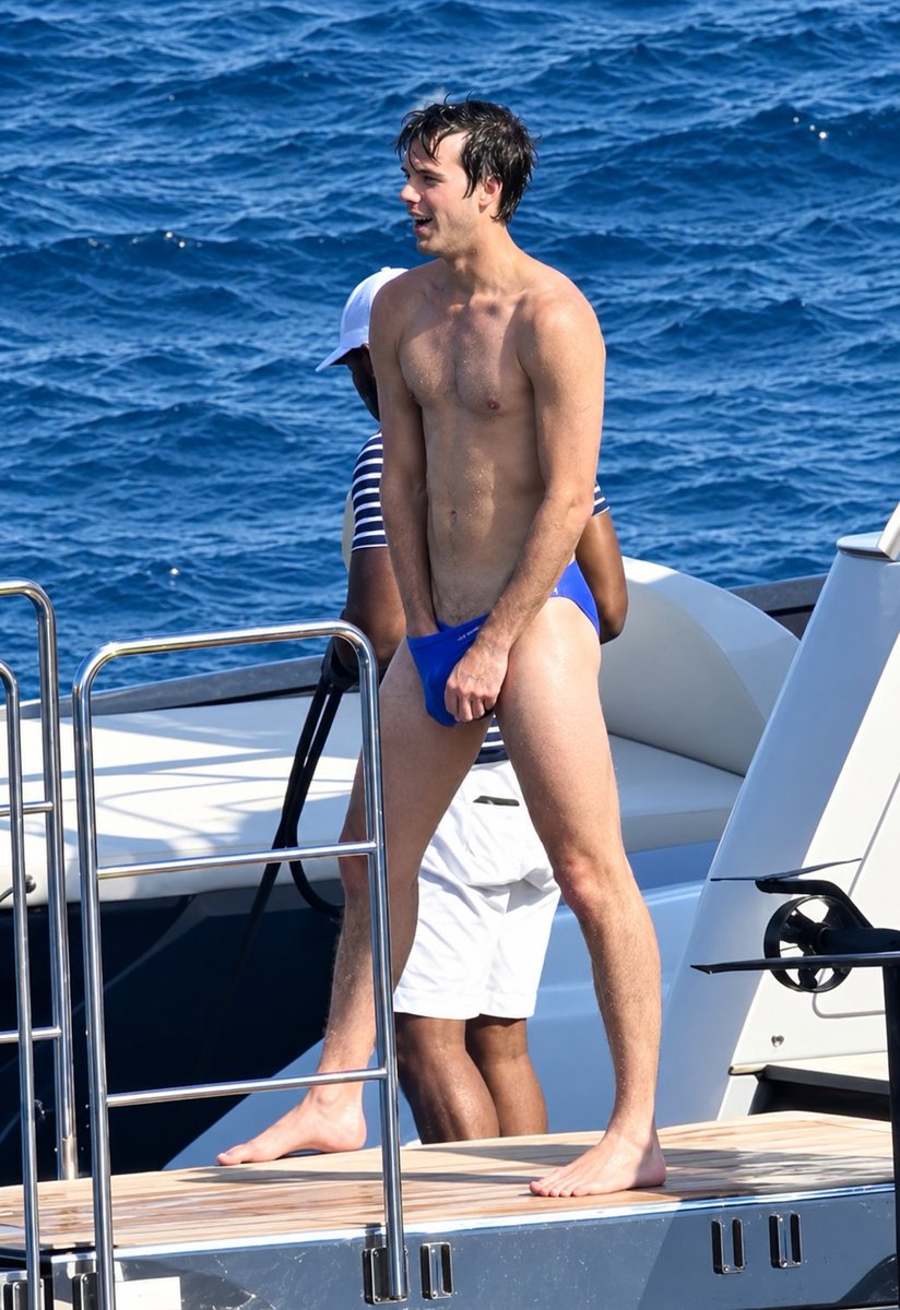 praiseleven's tweet photo. Cruz Beckham displays his abs on a yacht in Italy https://t.co/orzExzseOt