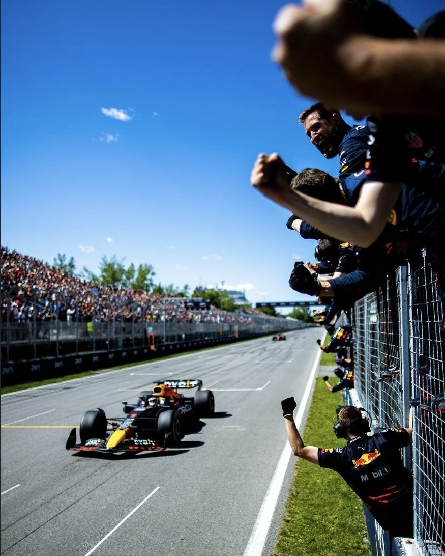 milckandii's tweet photo. my favorite genre of pictures is redbull mechanics cheering max on the finish line💯💯 https://t.co/t6FBUrsZkX