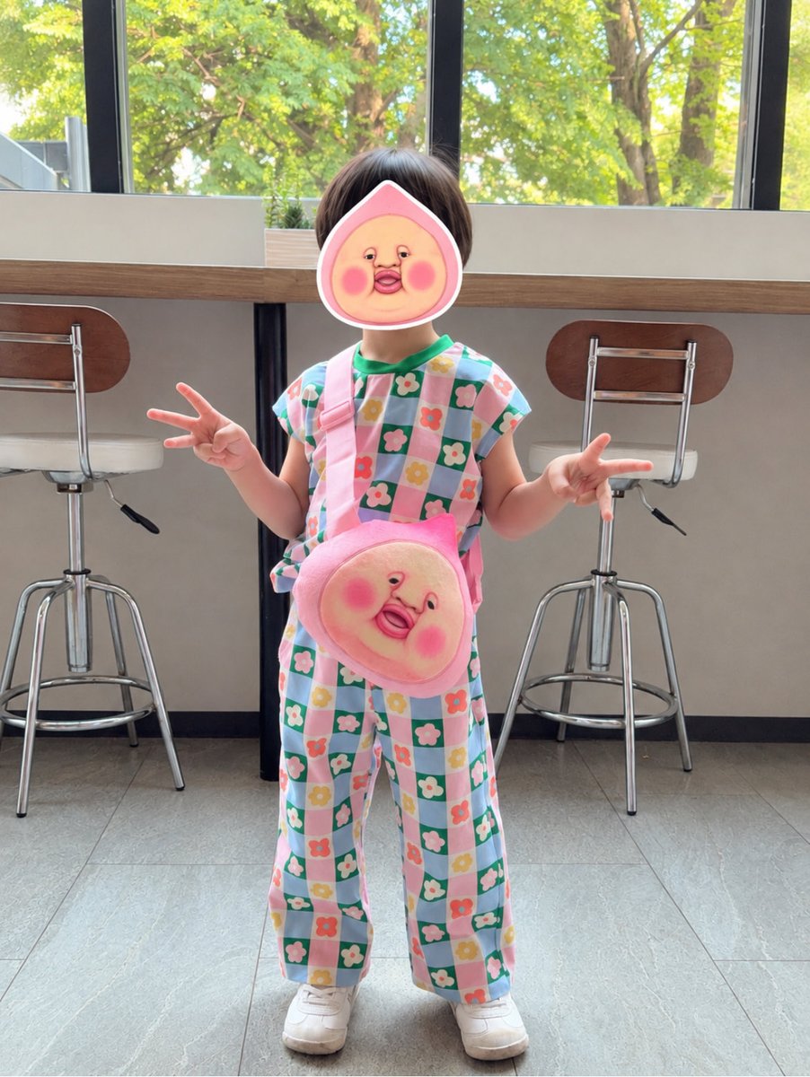 chanel55529's tweet photo. 推しのももちゃん🍑と一緒にピース✌️

3歳、まだ「ピース✌️」が完成してない😂

本人はめちゃくちゃカッコよく決めてるつもりなのがまた可愛い。
惜しい、惜しすぎる🤣 https://t.co/ztmNHkNkI9