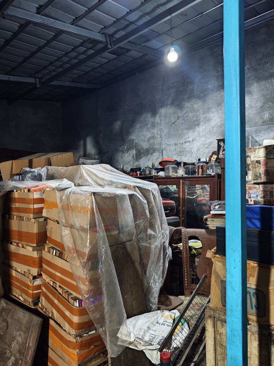 dallaballer's tweet photo. Ini baru Toko buku yg ibarat gigs underground. lebih niche, hidden gem, dan bakal nemu buku-buku yang bikin bilang "LAH KOK INI ADA DI INDO?" https://t.co/aYBuIJNTvU