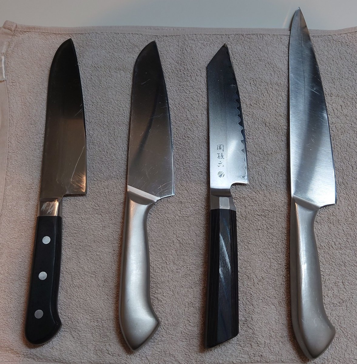 katayoku255's tweet photo. 研ぎ完了🔪
荒砥400⇨中砥1000⇨中仕上げ砥4000⇨仕上げ砥8000⇨革砥青棒バリ取り https://t.co/6IjDrgMUsx