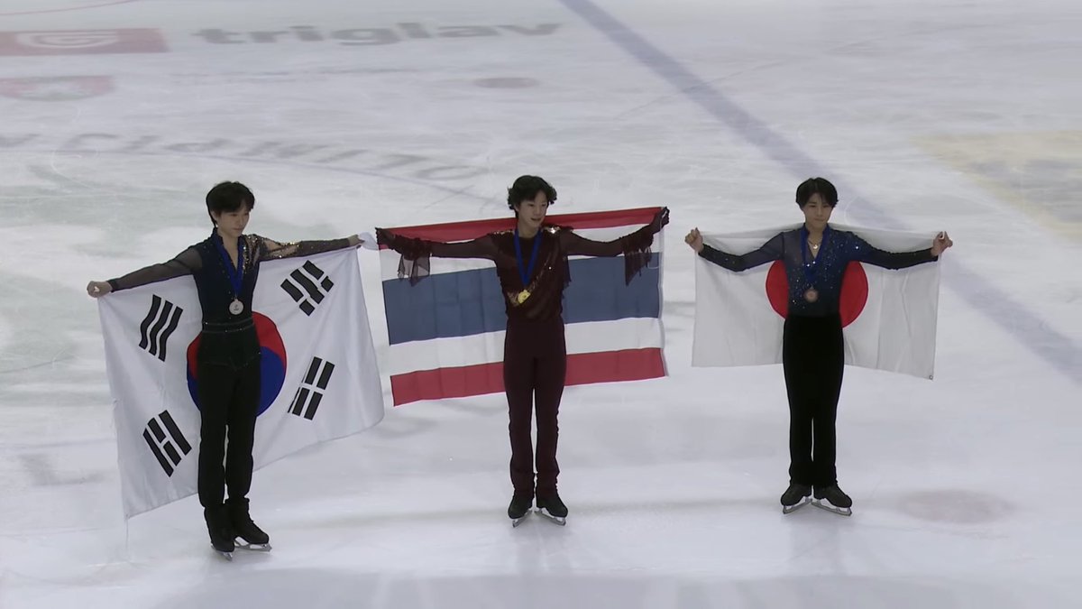 aravvat's tweet photo. ฮิโระ แก้วตาทิพย์ // hiro kaewtathip

ในที่สุดเมื่อคืนฮิโระก็สร้างประวัติศาสตร์ได้สำเร็จใน jgp ljubljana!!!

- จบรอบ sp วันแรกอยู่ที่ 3
- กรรมการชาติคู่แข่งเอียงนิดหน่อย
- ถ้าอยากไป jgp final ต้อง🥇เท่านั้น
- รอบ fs วันที่สองสเกตได้คะแนน personal best
- คู่แข่งอีก 2 คนสเกตพลาด ล้มกันไปคนละที
- กรรมการคนเดิมยังแอบให้คะแนนเอียงอยู่

สุดท้ายฮิโระเป็นคนไทยคนแรกที่ได้🥇ในศึก jgp

- ได้ยินเพลงชาติไทยครั้งแรกในพิธีมอบเหรียญฟิกเกอร์สเก็ตติ้ง
- ฮิโระจะได้ไปแข่งกับสุดยอดนักสเก็ตรุ่นจูเนียร์อีก 5 คนใน jgp final
- jgp final แข่งที่ฉงชิ่ง 10-13 ธันวาเพื่อหาแชมป์ของแชมป์รุ่นจูเนียร์ซีซันนี้
- ฮิโระและ ean จากสวิสเป็น 2 จาก 6 คนที่ผ่านเข้ารอบชิงได้แบบไม่โดด quad
- จากที่ได้สิทธิ์แข่งรอบคัดเลือกคนละ 2 สนาม ฮิโระได้คะแนนรวมเป็นที่ 2 จาก 116 คนที่แข่ง ณ ตอนนี้

ถ้าฮิโระทำผลงานแบบนี้ไปได้เรื่อยๆ จนขึ้นซีเนียร์ เราอาจได้เห็นนักสเก็ตไทยในโอลิมปิกฤดูหนาว 2030

ตารางคะแนน 6 คนที่ได้ไปเล่นรอบชิงยังไม่นิ่ง ต้องรอสนาม gdansk สัปดาห์หน้า ถ้านักสเกตยูเครนได้ทองก็จะได้ไปชิง แต่ถ้าพลาดทอง ก็จะเป็นนักสเกตนิวซีแลนด์ตามภาพ ซึ่งใครมาก็งานหนักทั้งคู่เพราะโดด quad กันทั้งคู่

ถามว่า quad สำคัญยังไงในฟิกเกอร์สเก็ตติ้ง โดด quad ได้เหมือนกดสูตรติดอ่ะ คะแนนจะพุ่ง ดูนักสเก็ตรัสเซียในรูปตารางได้ กดสูตรติดได้ไป 260 คะแนน (เทียบกับฮิโระสนามนี้ 233 คะแนน)

ไปตามอัปเดตฮิโระได้ที่ @hiroGOATathip 
#ฟิกเกอร์สเก็ตติ้ง