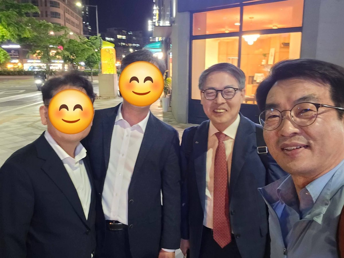 urimal123's tweet photo. [저의 가능성을 먼저 알아봐 주신 박병홍 전 청장님]

직장생활을 하다 보면, 우연한 기회에, 더 크게 성장하는 계기를 만납니다.
그 기회를 열어주신 분은 두고두고 잊을 수 없지요.
저에게는 박병홍 전 농촌진흥청장님이 그런 분입니다.

2021년 12월, 청장님이 부임하셨을 때 저는 농촌진흥청 대변인이었습니다. 
가까이에서 모시다 보니 함께 식사하며 이야기를 나눌 기회도 있었습니다.
어느 날 우연히 프로그래밍 이야기가 나왔습니다.
행정학을 전공하셔서 이 분야에는 익숙하지 않으실 거라는 제 선입견은 금세 사라졌습니다. 
군 복무 시절 행정병으로 일하셨던 이야기와 C언어로 코딩하셨던 경험을 들려주셨거든요.
저도 C언어를 꽤 다뤘고, 석사과정에서 컴퓨터 영상처리를 연구했다고 말씀드렸습니다. 
뜻밖의 공통 관심사에 대화가 한결 가까워졌던 기억이 납니다. ^^
그러고 그냥 넘어갔는데...

며칠 뒤 청장님께서 저를 부르셨습니다.
성 박사는 대변인 역할도 잘하지만, 농업의 디지털 전환을 앞당기는 일에서 더 많은 역할을 할 수 있겠다고 말씀하시면서, 다른 임무를 맡아보라고 하셨습니다.
그렇게 2022년 1월부터 국장급 디지털농업추진단장을 맡았습니다.
그게 제 공직생활의 방향과 폭이 크게 넓어진 계기였습니다.
그전에는 주로 내부에서 연구하는 데 집중했다면, 이후에는 농촌진흥청이 축적한 데이터를 외부에서 활용할 수 있도록 소개하고 연결하는 일에 힘을 쏟았습니다.

데이터를 공유하려면 활용의 필요성과 함께 보안, 책임 등 살펴야 할 일도 많습니다. 
그래서 공무원들은 보수적으로 업무를 처리해서, 좋은 데이터가 있어도 외부로 공유하려고는 하지 않습니다.
이때 제가 나서서, 「농촌진흥청 데이터 관리규정」을 개정해, 데이터 공유 여부를 내부 위원들 위주로 심사했던 것을, 외부위원이 50% 이상 참여하도록 바꿔서, 적극적으로데이터를 공유할 수 있는 제도를 마련했습니다. 
당시에는 공무원들의 저항(?)이 꽤 컷던 일인데, 박병홍 청장님의 적극적인 지지로 지침을 개정할 수 있었습니다.

농촌진흥청을 떠나신 후에도 청장님이 저를 아끼는 마음은 이어졌습니다.
어느날 저녁에 식사를 같이하자고 하시면서, 저에게 두 명을 소개해 주셨습니다.
한분은 농식품부 과장님이고 다른 한 분은 정책연구기관에 근무하는 분이셨는데, 실은 그 두 분 다 제가 예전부터 잘 알던 분입니다. ^^*
그 자리에서, 박병홍 청장님께서 저를 두고,
"농촌진흥청에 있으면서 가장 아꼈던 직원이고, 데이터를 활용하여 미래농업을 이끌어갈 인재"라고 말씀하셨습니다.
감사하면서도, 그 믿음에 걸맞게 일해야겠다는 책임감을 느꼈습니다.

하나만 더 소개하자면,
제가 경기도농업기술원장으로 근무를 시작하고 얼마 지나지 않아있었던 일입니다.
어느날 전화를 하셔서, 경기도의회 농정해양수산위원회 내 친구가 있는데, 그 친구와 같이 식사를 하자고 하셨습니다. 또, 경기도 한 언론사 지사장도 친구니까 같이 만날 자리를 마련해주셨습니다.
제가 연고도 없는 곳에서 고생하는 것을 안타깝게 생각하시고,
도의회 의원과 지역 언론사 대표를 소개해주셨고,
친구분들께는 내가 가장 아끼는 후배니까 괴롭히지 말고 잘해주라고 엄포도 놓으셨습니다. ^^*
지금 생각해도 너무나 고마운 일입니다.

이렇게 제가 존경하는 박병홍 전 청장님께서 책을 내셨습니다.
『오늘부터 나도 정책을 읽기 시작했다』
책값이 무려... 1천원입니다. ^^*
돈을 벌기 위해 쓴 책이 아니라서, 출판비용을 최소화하고자 부크크(BOOKK)에서 펴내신것 같습니다.
책값이 너무 싸서 부담스럽긴 하지만, 정책에 관심있는 분들의 일독을 권합니다.

박병홍 청장님,
저의 가능성을 먼저 알아봐 주시고, 더 넓은 세상에서 일할 기회를 열어주셔서 고맙습니다.
받은 믿음과 응원을 저도 후배들에게 전하겠습니다.
서로의 가능성을 알아봐 주는 마음이 더 나은 조직과 농업의 미래를 만든다고 믿습니다. ^^

#농촌진흥청 #박병홍 #오늘부터나도정책을읽기시작했다 #디지털농업
