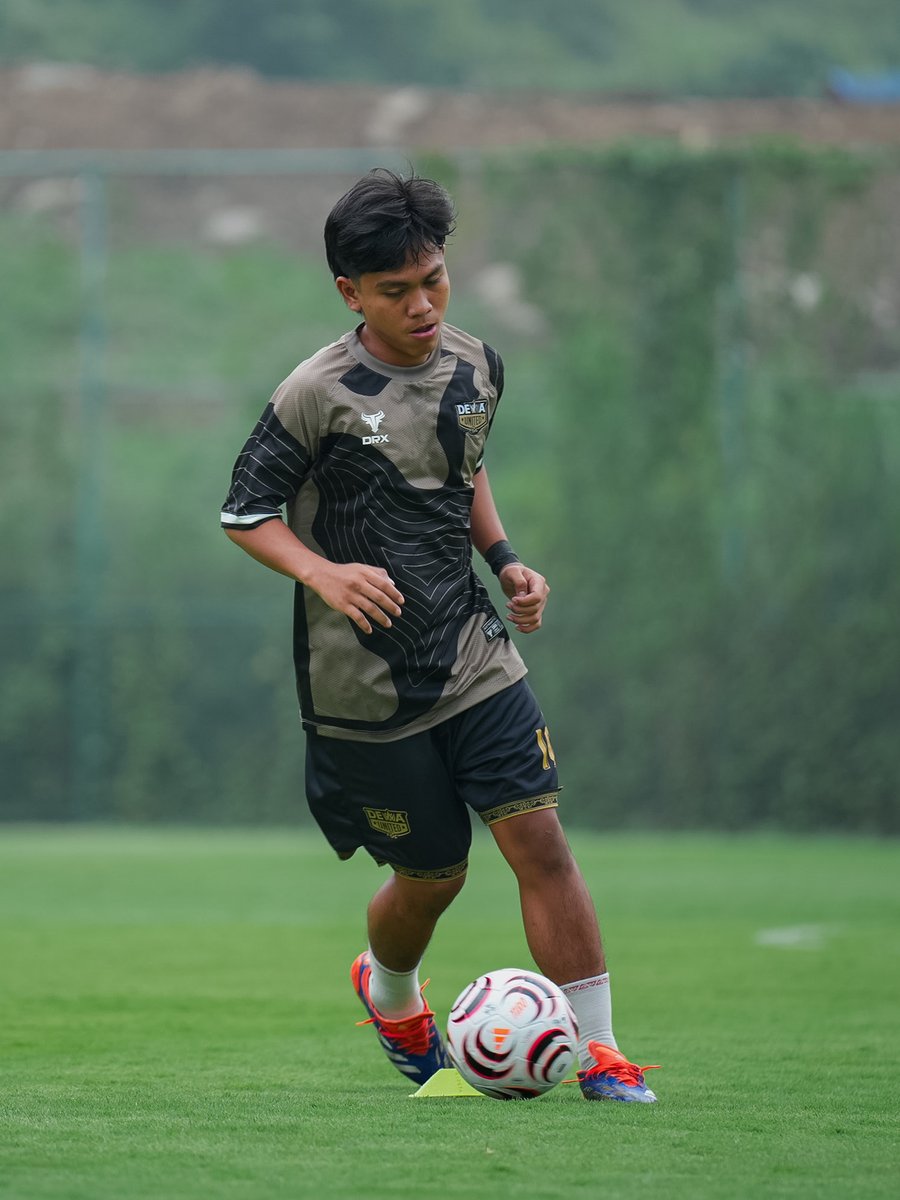 dufcdevelopment's tweet photo. Warming up. https://t.co/6pLs2T2Hn8