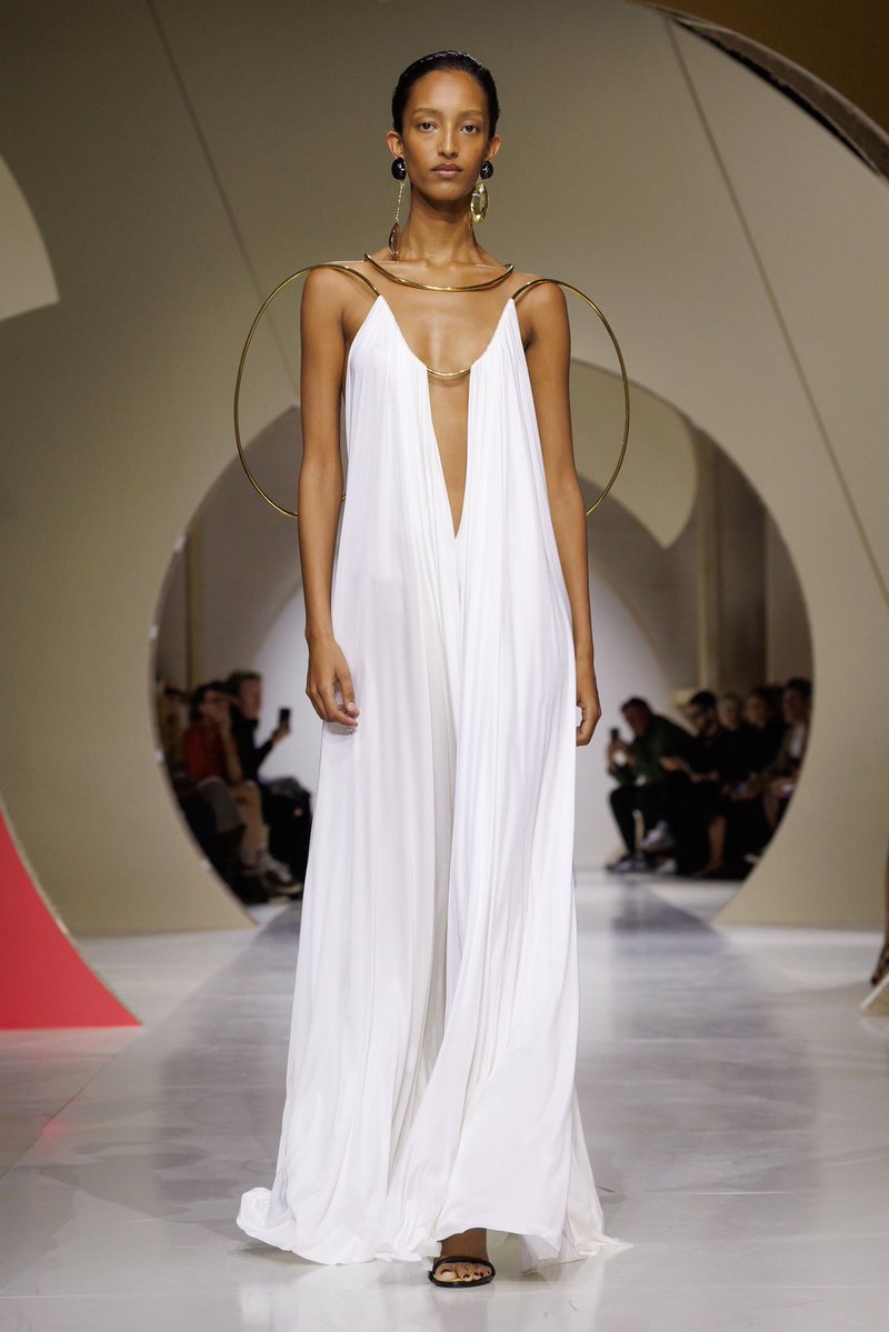 jacquemusx's tweet photo. Mona Tougaard for Givenchy SS27. An actual angel!! https://t.co/TejJBIeKdP