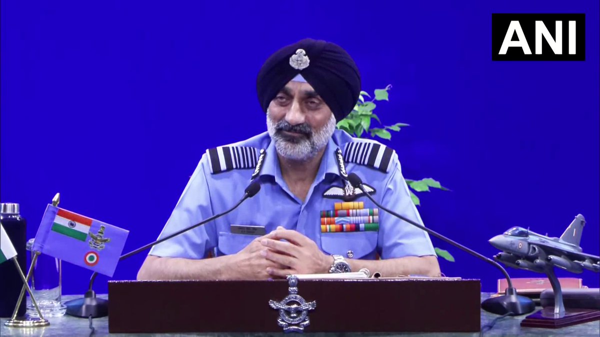 ANI's tweet photo. Delhi | On Flydubai Captain Smit Machchhar, IAF chief Air Chief Marshal AP Singh says, "What he has done is exceptionally brave. He showed great physical and mental resolve. It is a lesson for us." https://t.co/JumBKR9tQM