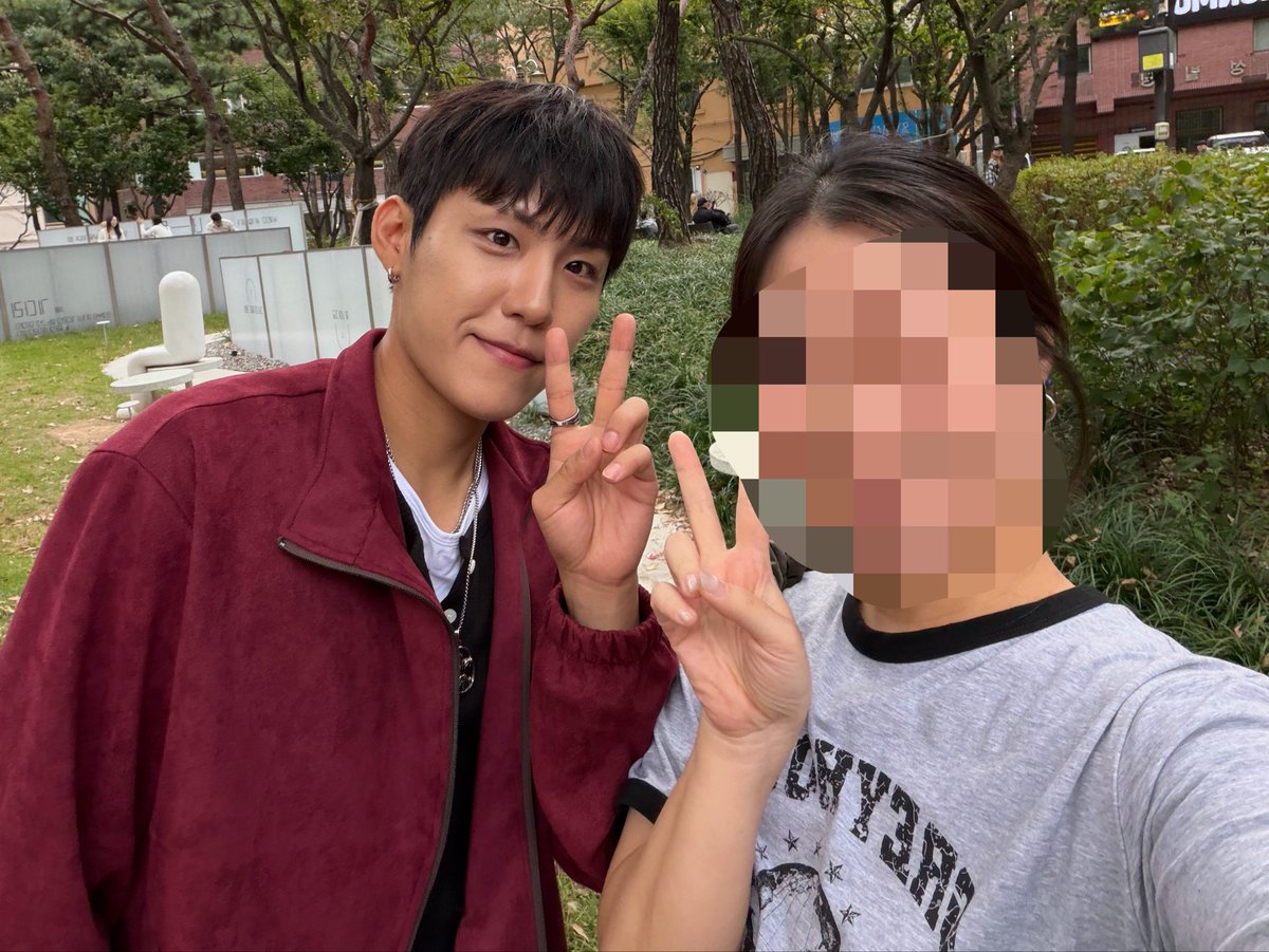 ddyongangA's tweet photo. 슈드 팝업 왔다가 우진이 자만추했어요😭 https://t.co/duLNA3lSl1