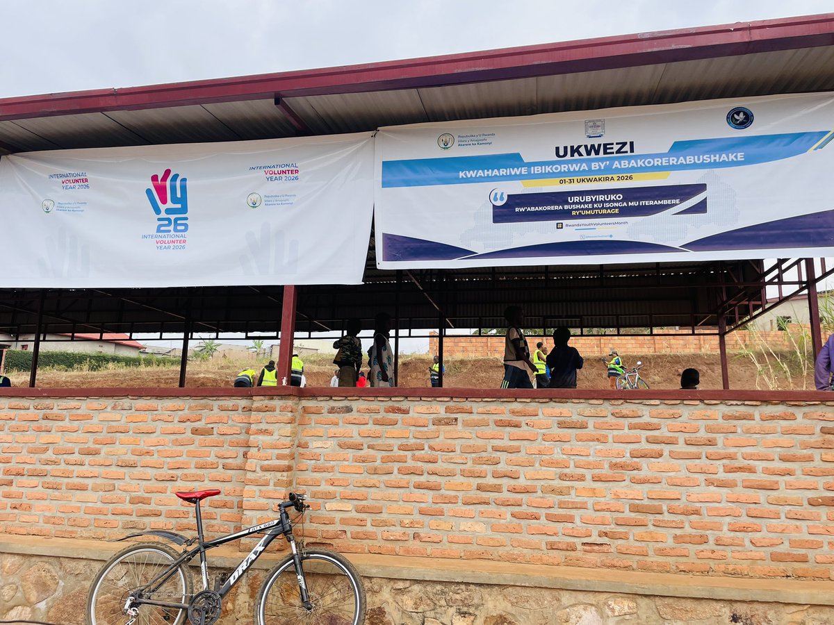 rundaryvcp's tweet photo. This morning, as we celebrate the Month of Volunteers, we joined hands in @RundaSector for community work to prevent soil erosion. 
Proud to work with @RyvcpKamonyi Committee, the District Good Governance Officer, and local leaders @KubanaRichard @RwandaLocalGov @RwandaYouthVol1 https://t.co/7qJicuIYsl