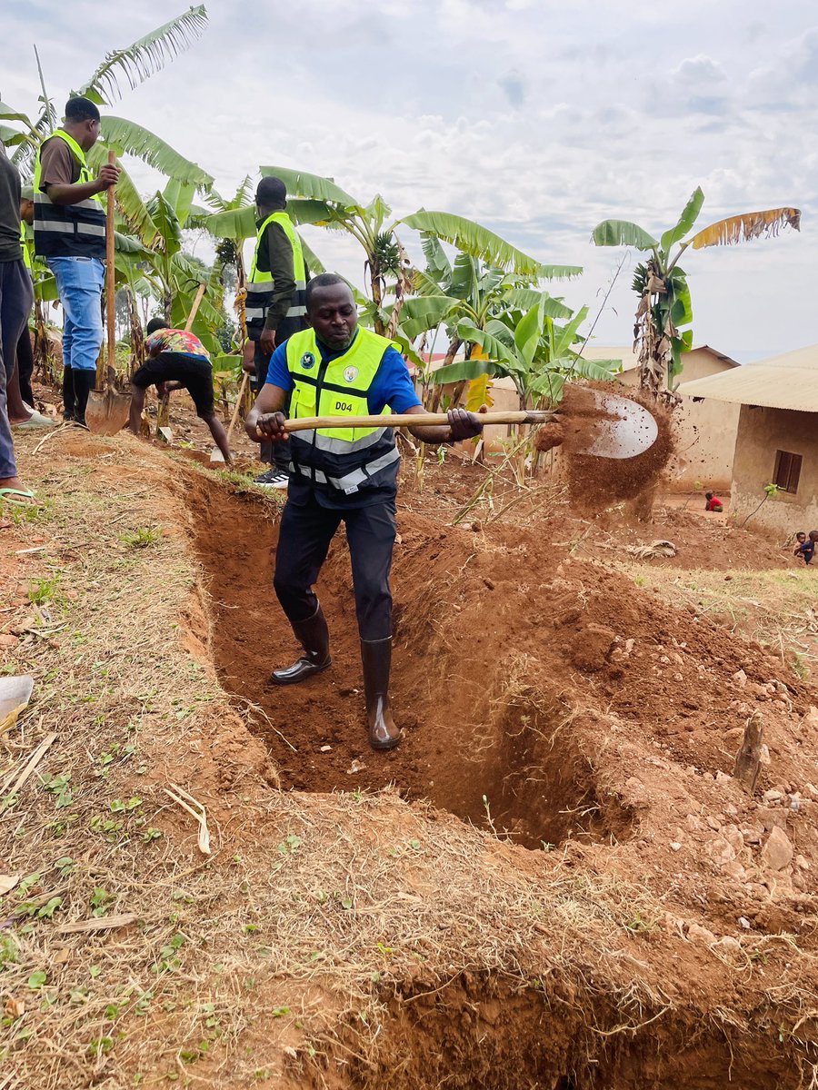 rundaryvcp's tweet photo. This morning, as we celebrate the Month of Volunteers, we joined hands in @RundaSector for community work to prevent soil erosion. 
Proud to work with @RyvcpKamonyi Committee, the District Good Governance Officer, and local leaders @KubanaRichard @RwandaLocalGov @RwandaYouthVol1 https://t.co/7qJicuIYsl