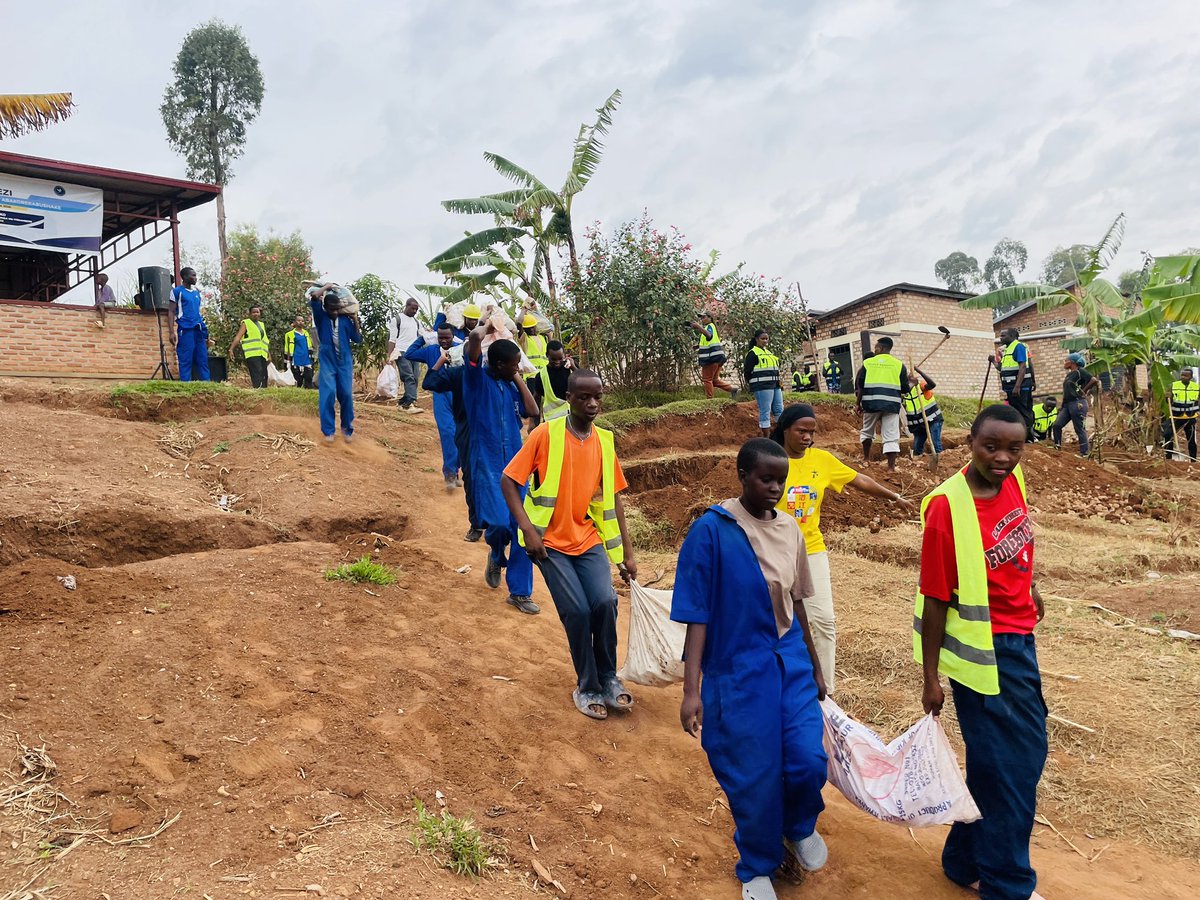 rundaryvcp's tweet photo. This morning, as we celebrate the Month of Volunteers, we joined hands in @RundaSector for community work to prevent soil erosion. 
Proud to work with @RyvcpKamonyi Committee, the District Good Governance Officer, and local leaders @KubanaRichard @RwandaLocalGov @RwandaYouthVol1 https://t.co/7qJicuIYsl