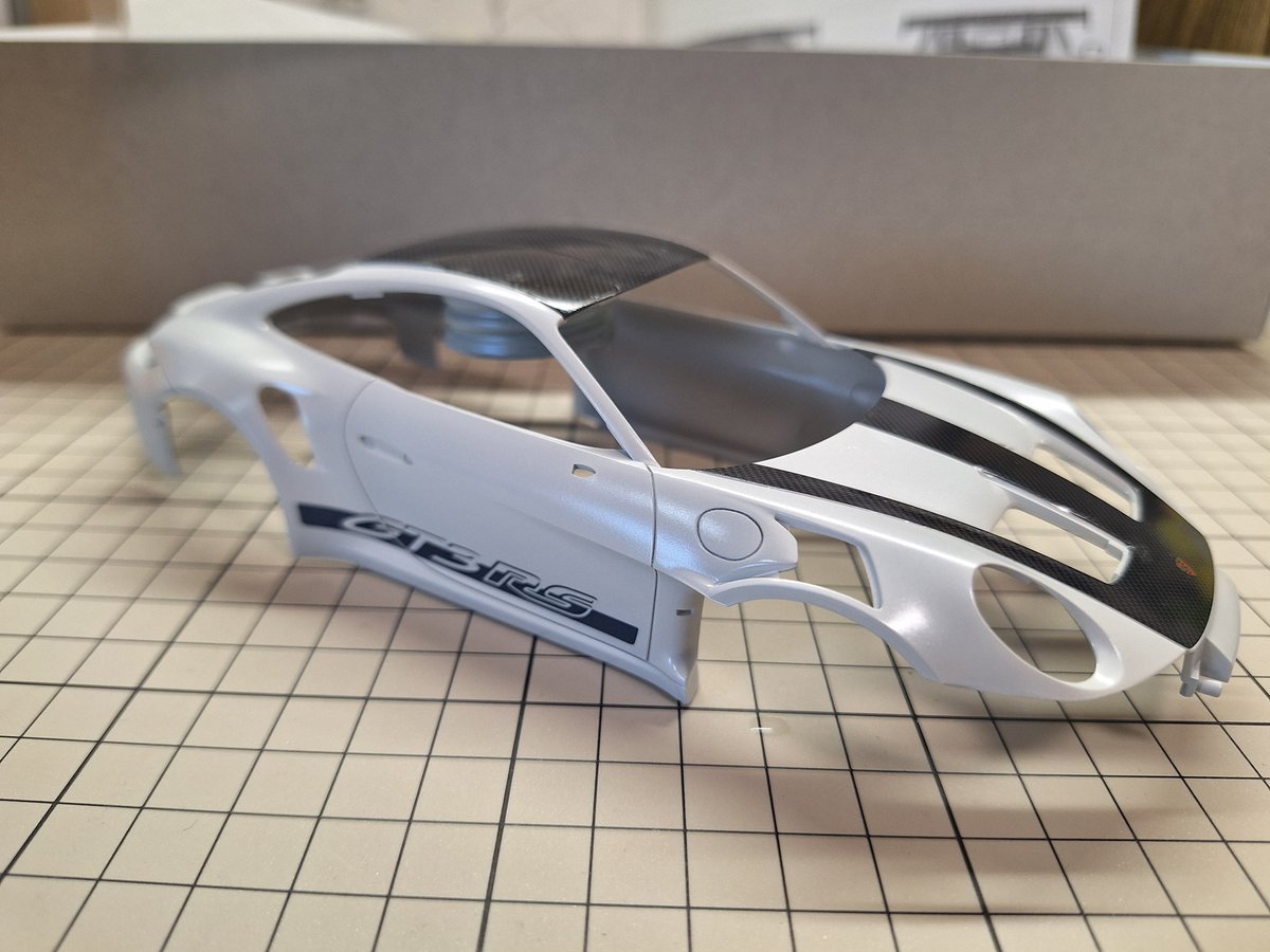berger_RB28's tweet photo. デカール貼りました。少しシワがあるけど、クリアー吹いて研ぎ出ししたらわからんようになるでしょう。
#タミヤ
#ポルシェ https://t.co/Y9WE0roblV