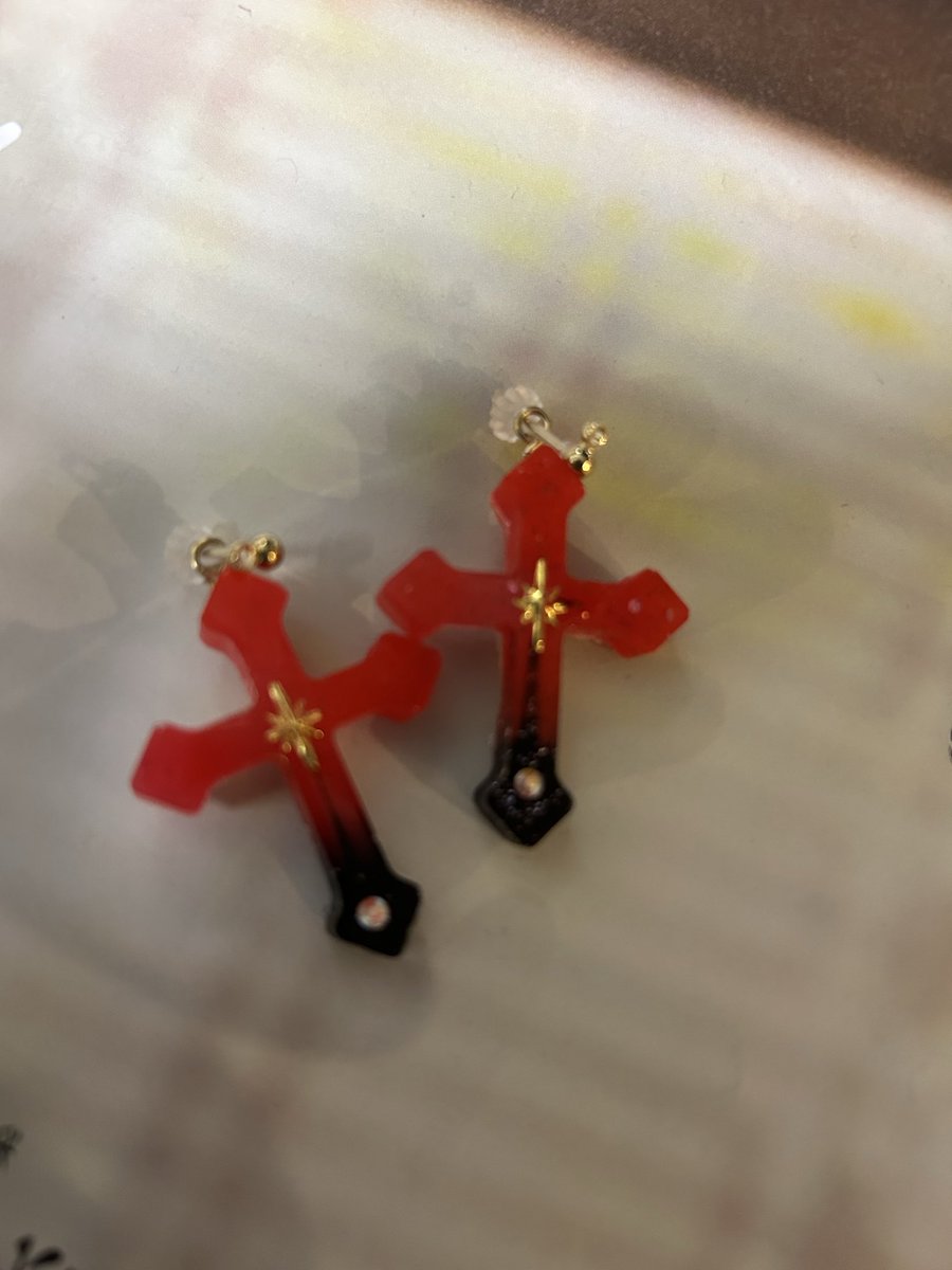 asukabui's tweet photo. 葛葉さんのライブ行く事になったから葛葉さんとラグファミの皆さんにご迷惑お掛けしてはいけないとドレスコードのために娘にレジンセット借りてピアス自作してみた
初めてレジンやったけどラメが沈んでしまった…反省点

…ところでじっと見てるとシャア専用に見えてくるのは私だけか？ https://t.co/fEyM51Uzjl