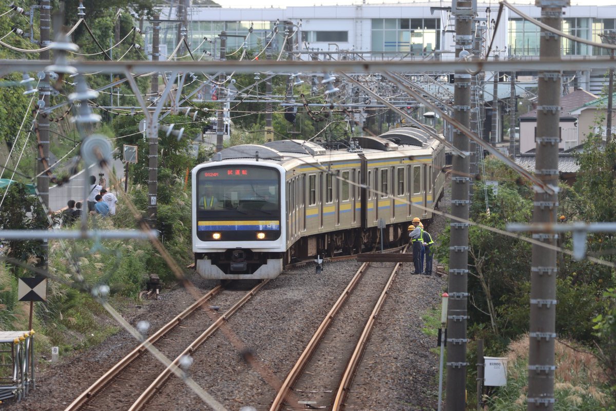 Tc103_883's tweet photo. 土砂流入箇所を見がてら姉ヶ崎方の跨線橋へ。
入換動力車標識を見られるとは何というサービス（？）
引上げの停止位置目標は8だけ建植されていて、併結部分は降りなくて済むようにご丁寧に足場が仮設されていた。 https://t.co/4z6T88scjX