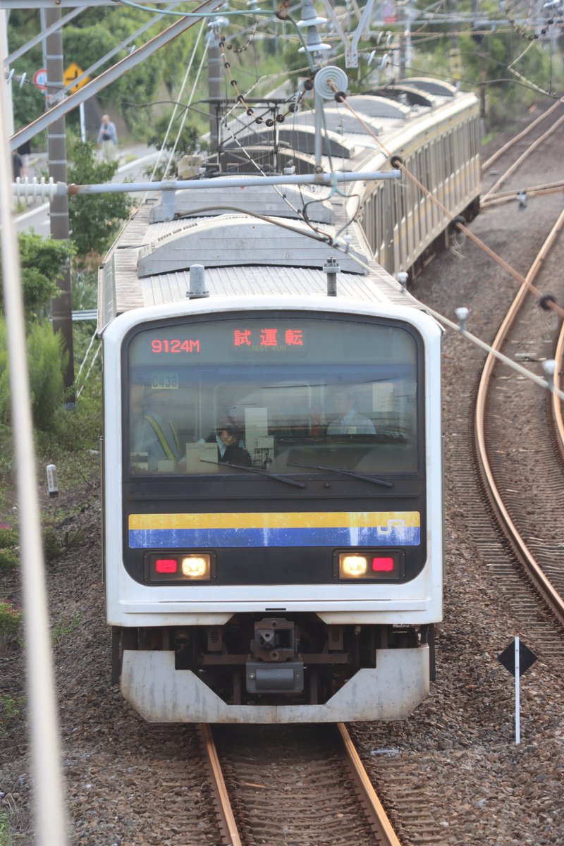 Tc103_883's tweet photo. 土砂流入箇所を見がてら姉ヶ崎方の跨線橋へ。
入換動力車標識を見られるとは何というサービス（？）
引上げの停止位置目標は8だけ建植されていて、併結部分は降りなくて済むようにご丁寧に足場が仮設されていた。 https://t.co/4z6T88scjX