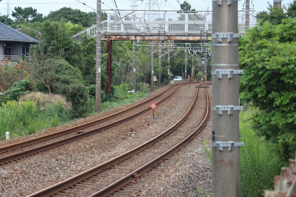 Tc103_883's tweet photo. 土砂流入箇所を見がてら姉ヶ崎方の跨線橋へ。
入換動力車標識を見られるとは何というサービス（？）
引上げの停止位置目標は8だけ建植されていて、併結部分は降りなくて済むようにご丁寧に足場が仮設されていた。 https://t.co/4z6T88scjX