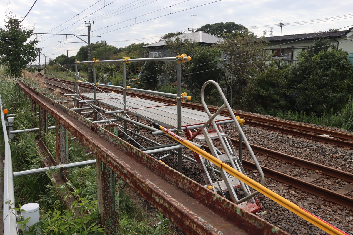 Tc103_883's tweet photo. 土砂流入箇所を見がてら姉ヶ崎方の跨線橋へ。
入換動力車標識を見られるとは何というサービス（？）
引上げの停止位置目標は8だけ建植されていて、併結部分は降りなくて済むようにご丁寧に足場が仮設されていた。 https://t.co/4z6T88scjX