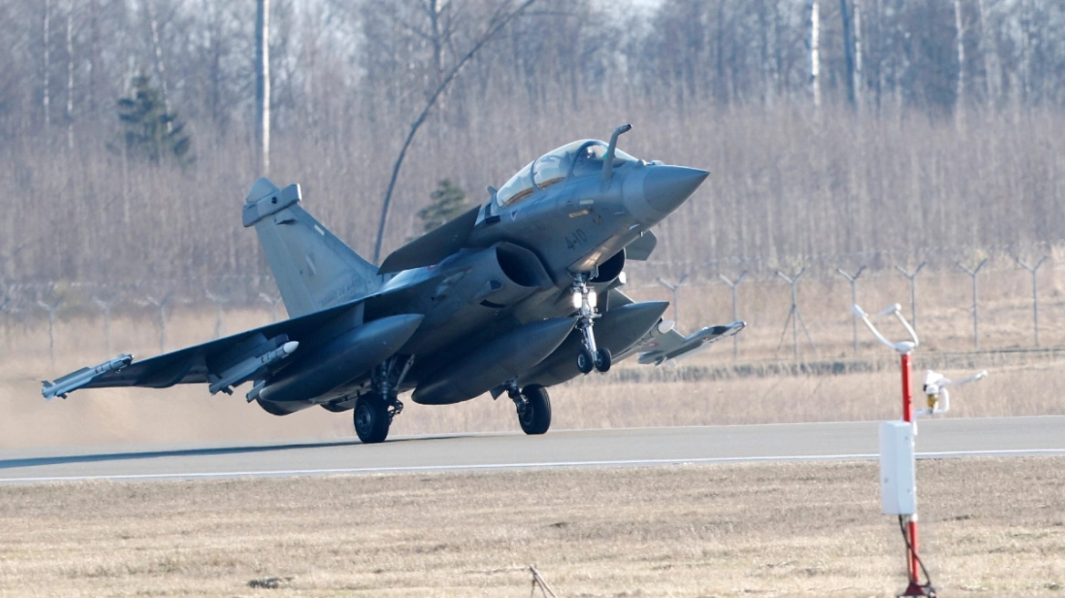 newsonline_gr's tweet photo. Έκλεισε το αεροδρόμιο του Βίλνιους μετά από αναφορά για ύποπτο drone, απογειώθηκαν μαχητικά του ΝΑΤΟ dlvr.​it/TVlv08 https://t.co/FJaU97Bd5U