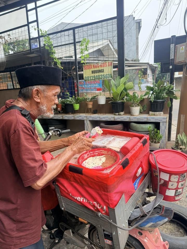 LiaAfri03881071's tweet photo. Yang di daerah ciangsana sekitar nya kalau ketemu bapak ini dilarisin yukkk, tadi ga sengaja ketemu bapak nya ban nya bocor es krim nya juga masih banyak udah dari pagi jualan https://t.co/QHSlZQnL27
