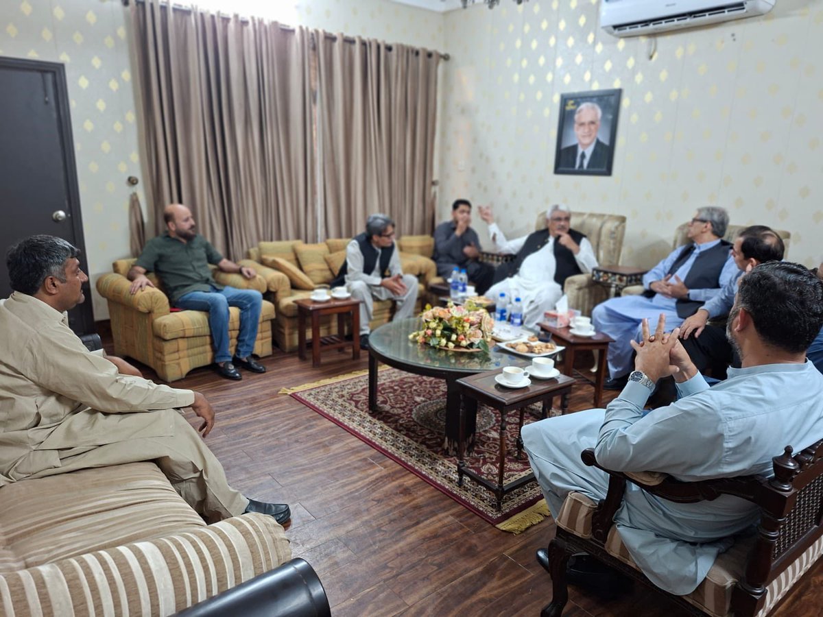 ThePMLNGrw's tweet photo. صوبائی وزیر صحت خواجہ سلمان رفیق کی ورک ہاؤس آمد اور انشاآللہ ایم این اے 77 راشد بشیر ورک سے اظہار تعزیت کرتے ہوئے
#NA77 #Gujranwala https://t.co/KG523EuIbF