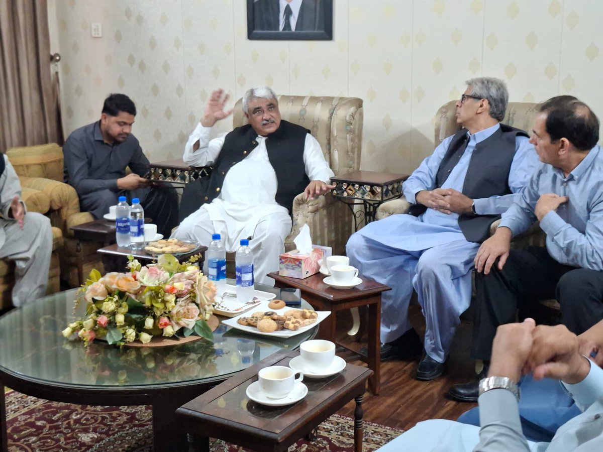 ThePMLNGrw's tweet photo. صوبائی وزیر صحت خواجہ سلمان رفیق کی ورک ہاؤس آمد اور انشاآللہ ایم این اے 77 راشد بشیر ورک سے اظہار تعزیت کرتے ہوئے
#NA77 #Gujranwala https://t.co/KG523EuIbF