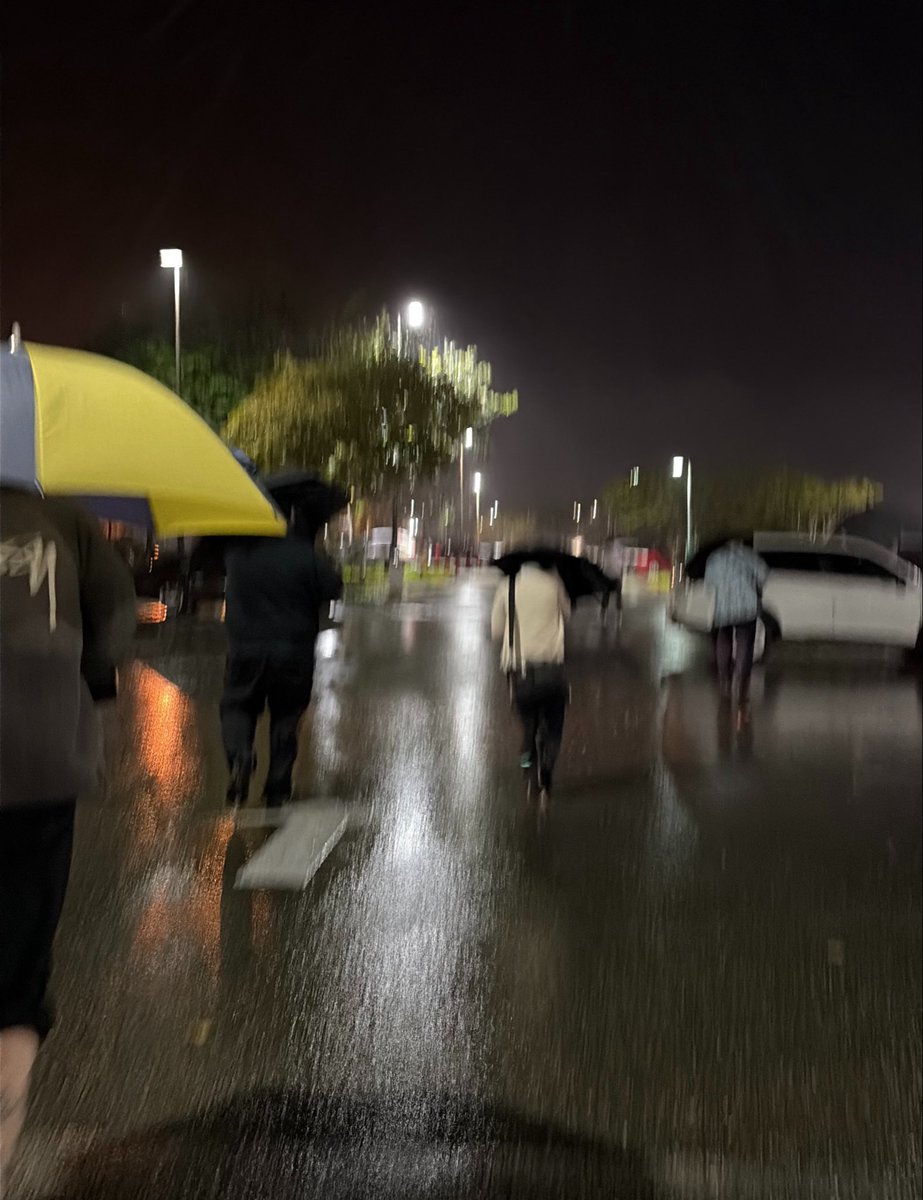 stellas2n's tweet photo. michin 비바람땜에 다들 퇴근 못하고있다가 조금 약해지자마자 튀어나감 https://t.co/la3PbVozb4