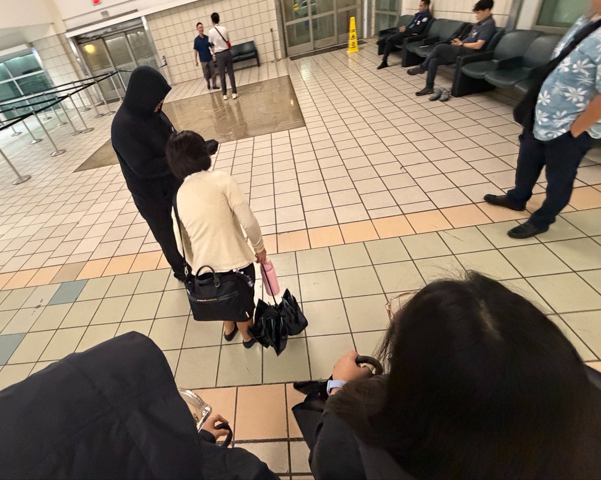stellas2n's tweet photo. michin 비바람땜에 다들 퇴근 못하고있다가 조금 약해지자마자 튀어나감 https://t.co/la3PbVozb4