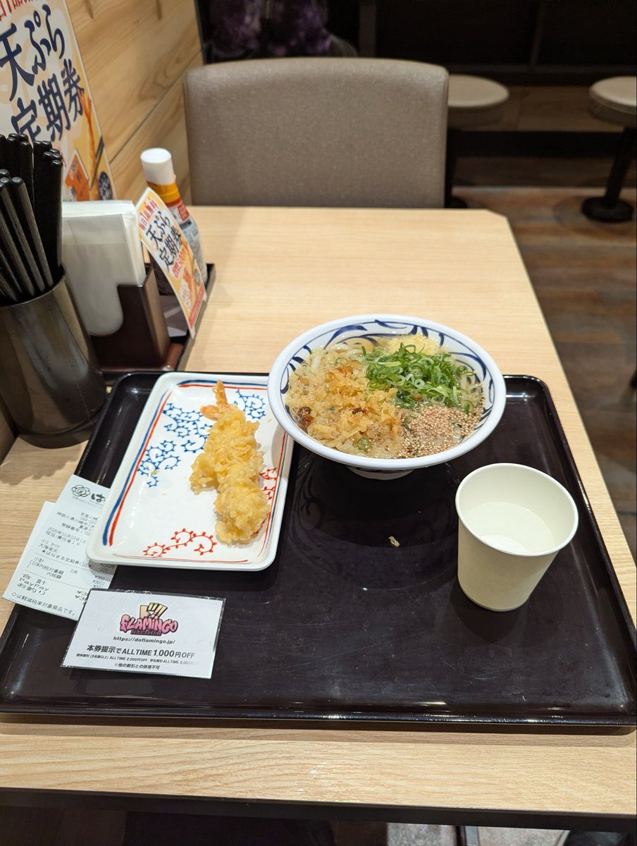 _TONGUEPIN_'s tweet photo. 10時22分、最近日曜日より土曜日の方が混んでる気がする。 ファストパス終わったから早朝の並びが復活か !？  
そしてなぜかファストパスの入室案内がまだ出てる？
🦩後は天ぷら定期券で大海老天、今月🦩後はうどんの日が多くなる予感‼️ https://t.co/3mT0by5AZS