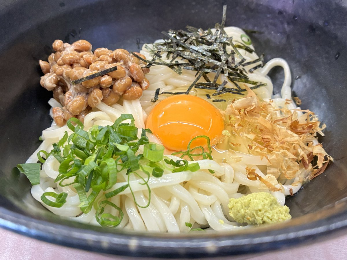 HitoshiKamikubo's tweet photo. お昼は中百舌鳥の近所のうどん店に入ってみました。
冷たい納豆＋玉子うどんにしました。コシがある！

このお店、夜は居酒屋のよう。小鉢メニューがいろいろありました。

#ランチ https://t.co/oY20yD2JX9