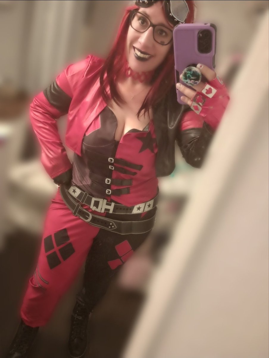 ChrissyCosplay_'s tweet photo. Still missing the correct wig to my Harley Quinn cosplays. But it's in the works. https://t.co/d1KbeQJ2yn