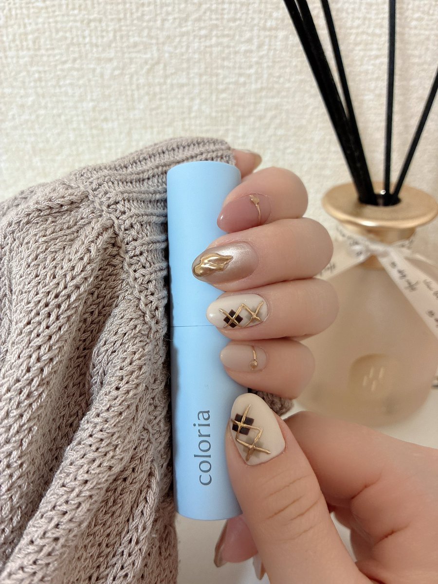 mocoppp16's tweet photo. アーガイルチェック🍂💅
マット仕上げで秋らしくなって可愛い🤤
持ってるのはどれちゃんのprでゲットしたカラリアの香水🫶🏻中身はﾏﾙｼﾞｪﾗのﾚｲｼﾞｰｻﾝﾃﾞｰﾓｰﾆﾝｸﾞ、中性的な香りで男性がつけてても沼るし自分がつけてても大人のできるいい女感出せてとても良きだった… https://t.co/IEptye4j2A