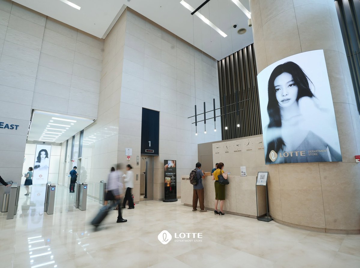 NEWSJENNlE's tweet photo. 📸261003 Lotte Department Store Vietnam IG Update

"#JENNIE is officially joining LOTTE Department Store on its journey to bring customers stylish and elevated shopping experiences.

JENNIE’s visuals are now lighting up LED screens all across LOTTE!! Visit LOTTE Department Store at 54 Lieu Giai and snap a photo with JENNIE!"