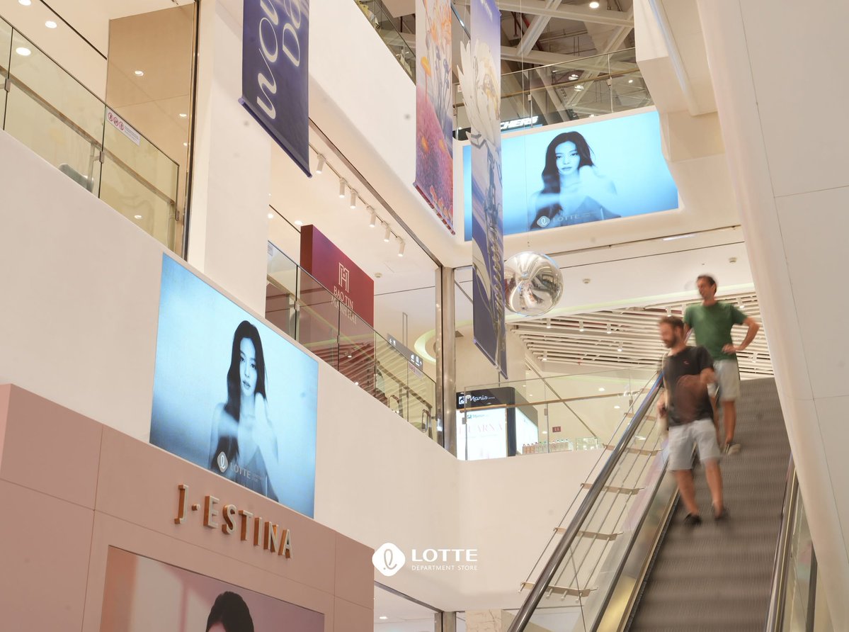 NEWSJENNlE's tweet photo. 📸261003 Lotte Department Store Vietnam IG Update

"#JENNIE is officially joining LOTTE Department Store on its journey to bring customers stylish and elevated shopping experiences.

JENNIE’s visuals are now lighting up LED screens all across LOTTE!! Visit LOTTE Department Store at 54 Lieu Giai and snap a photo with JENNIE!"