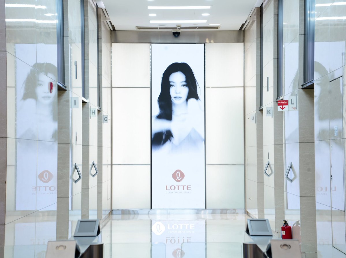 NEWSJENNlE's tweet photo. 📸261003 Lotte Department Store Vietnam IG Update

"#JENNIE is officially joining LOTTE Department Store on its journey to bring customers stylish and elevated shopping experiences.

JENNIE’s visuals are now lighting up LED screens all across LOTTE!! Visit LOTTE Department Store at 54 Lieu Giai and snap a photo with JENNIE!"