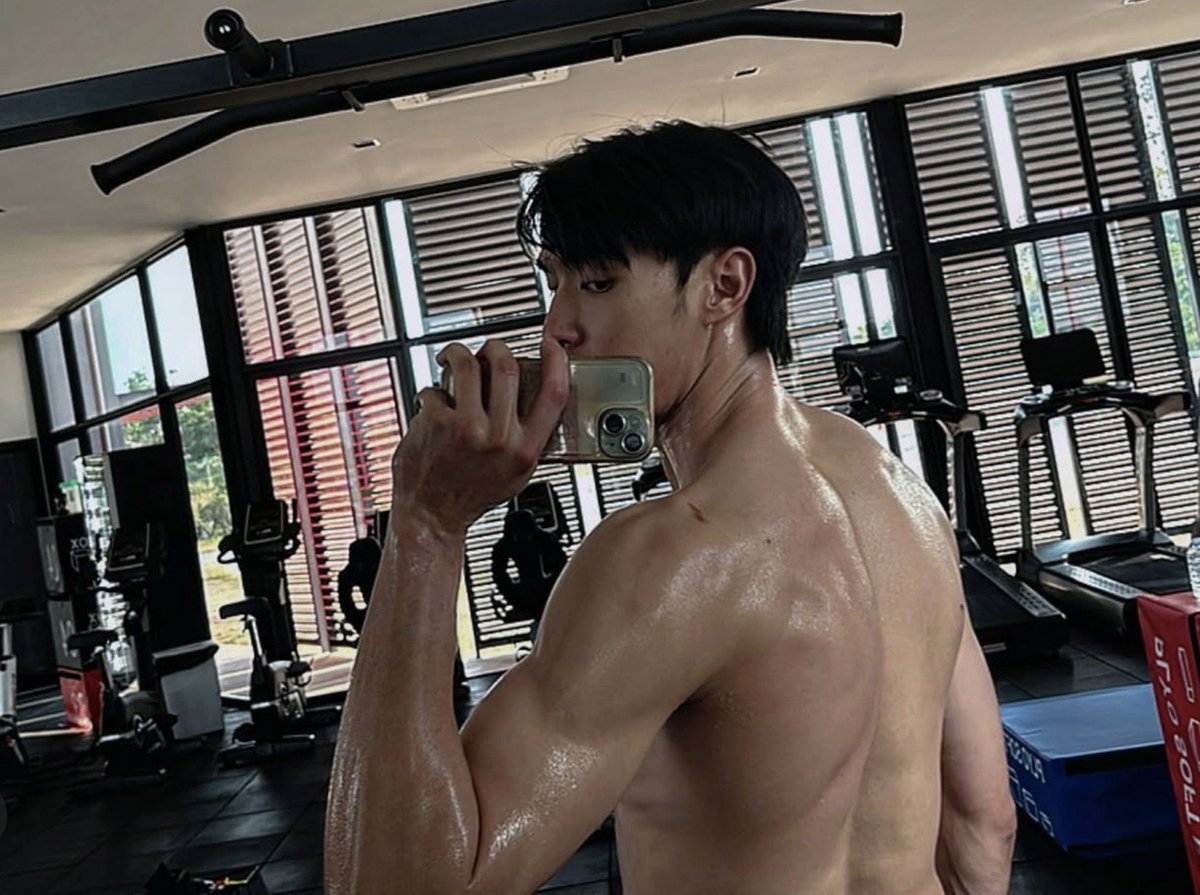 Got7MarkBammm's tweet photo. กล้ามไม่ค่อยมียังอยากจะโชว์ เนอะเฮงเนอะ #SiamCenterBIFW2026xTEEHENG https://t.co/CUF3yH860x