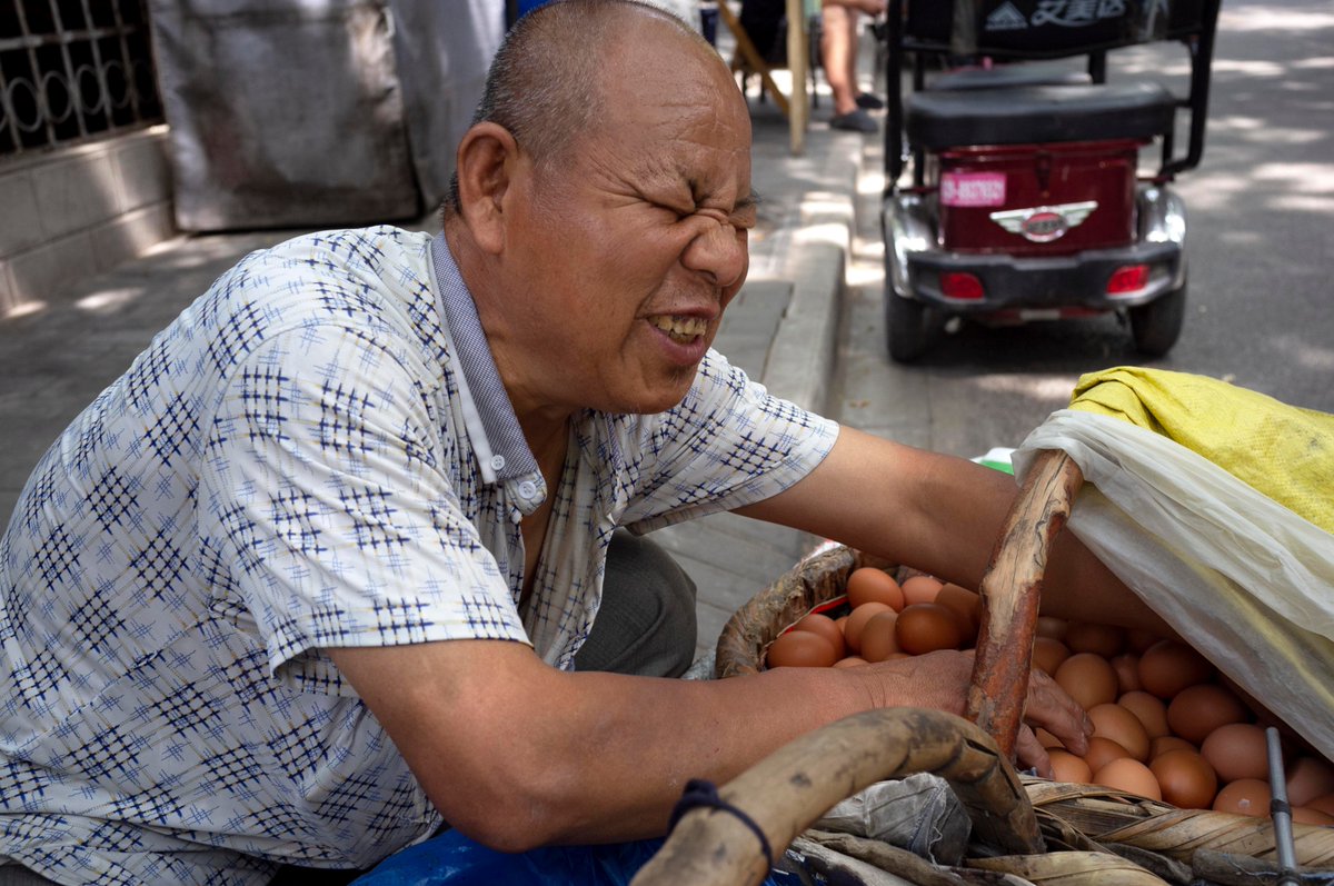 alist142182's tweet photo. A humpbacked guy with a lame leg brought a jar of delicious duck eggs to share with friends today! https://t.co/KSxDL7o5Y7