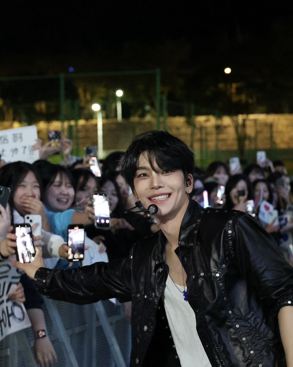 xxinlongie's tweet photo. The face of someone who took so many fans phones… xinlong with the biggest smile, looking so happy 🥹😭 https://t.co/R4s4MJ7n46