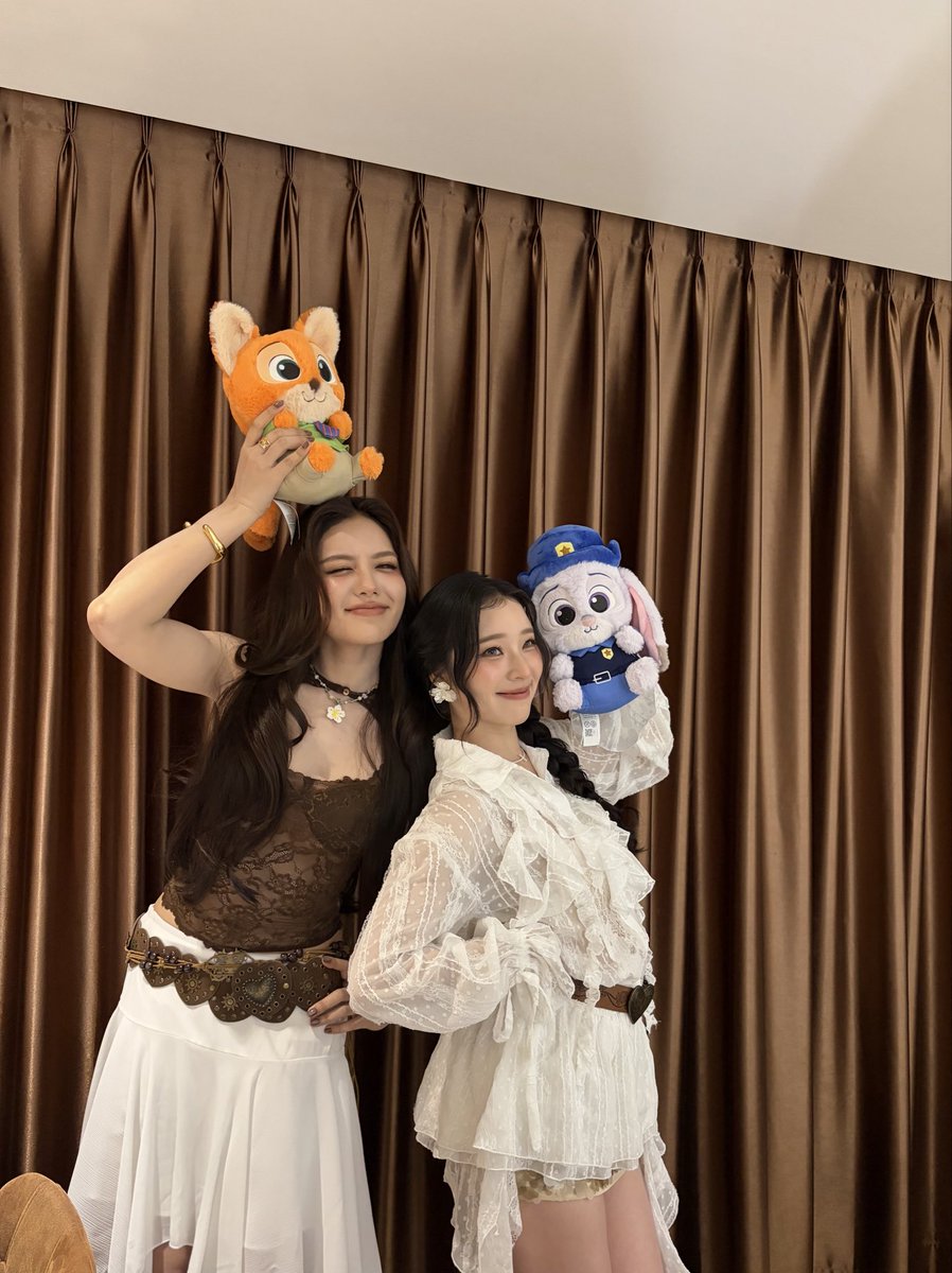 SummerVibeTH's tweet photo. ชาว PlusA พร้อมกันรึยางค้าบบบบ
ขอเสียงหน่อยย~

สองสาวมี่ภัทร-เอญ่า พร้อมแล้วนะค้าบบบ
ใครๆรอกันอยู่เตรียมเติมความน่ารักและ
ความหวานกันได้เลยย🦊🐰

KISSES WITH MIE AYA
#YunieXMieAya https://t.co/0rIJMCZHJS